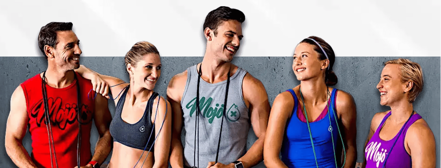 Il team Mojo — cinque amici in magliette Mojo che ridono insieme