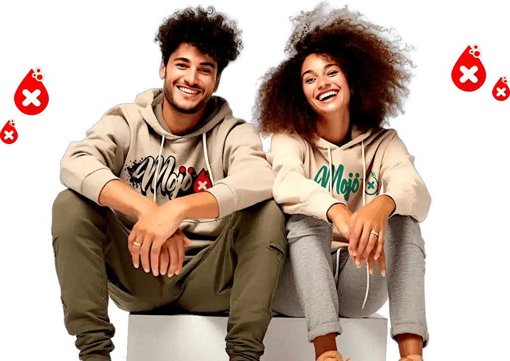 Coppia sorridente seduta in felpe Mojo